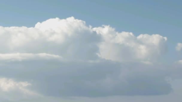 Время белых пятен на голубом небе — стоковое видео