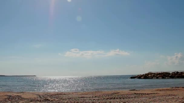 Zonne-Patches van licht op tropische zee oppervlak op blauwe hemel achtergrond — Stockvideo