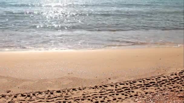 Parches solares de luz en la superficie del mar tropical — Vídeo de stock