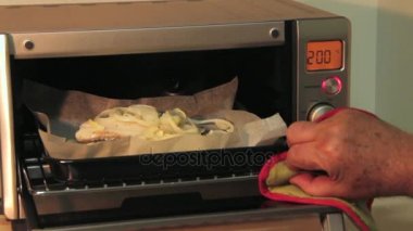 Sıcak fırında pişirme balık parçaları. Fırın kapı açılması ve Çek o yapılır eğer biri.