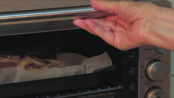 Pedaços de peixe cozinhando no forno eletrônico moderno . — Vídeo de Stock