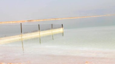 Ölü Deniz'in güzel renk su ve tuz Shore.