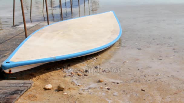 Räddningsbåt på Hotel Sand Beach. Döda havet. Neve Zoar, Israel — Stockvideo