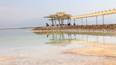 Taş Höyük ve ölü deniz, ele bir gölgelik.