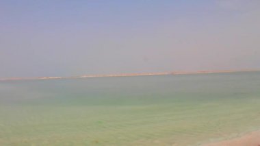 Ölü Deniz'in güzel renk su ve tuz Shore.