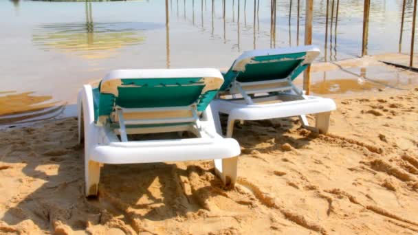 Des chaises longues sur les rives de la mer Morte. Israël — Video