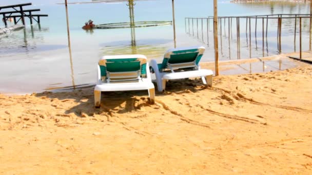 Solstolar vid stranden av döda havet. Israel — Stockvideo