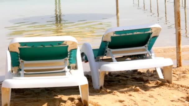 Ligstoelen aan de oevers van de dode zee. Israël — Stockvideo