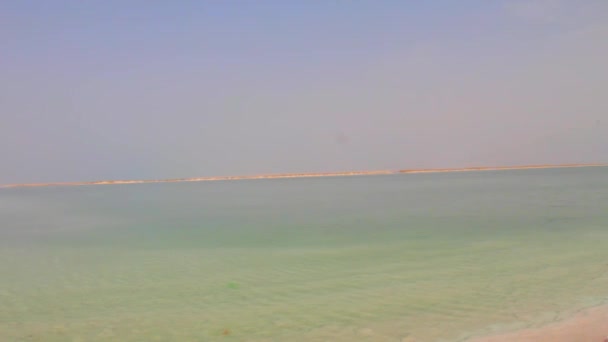 Ölü Deniz'in güzel renk su ve tuz Shore. — Stok video