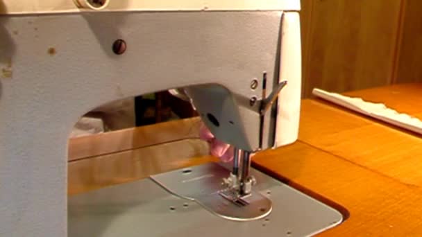 Sastre Trabajando en una máquina de coser en casa — Vídeos de Stock