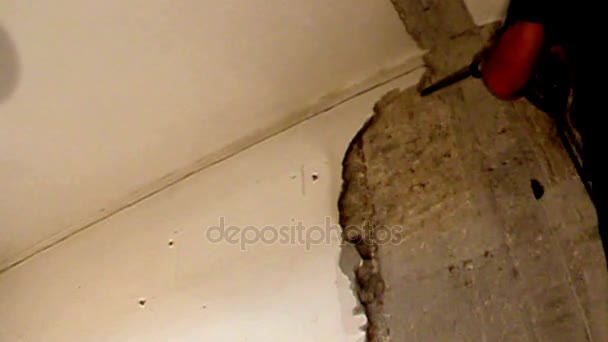 Збиваючи стару штукатурку зі стіни використовуючи Джекхаммер — стокове відео
