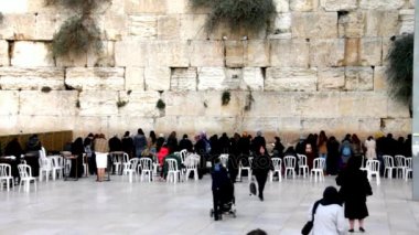 Kimliği belirsiz kadın ağlama duvarı (Western Wall dua)