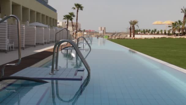 Плавальний басейн біля пляжу готель — стокове відео