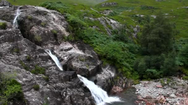 Petite cascade dans les Highlands d'Écosse 