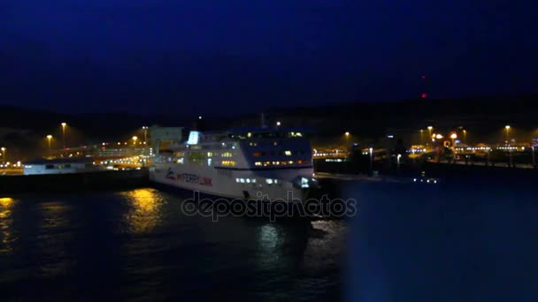 Vertrek van de veerboot van Dover naar le Havre in de nacht — Stockvideo