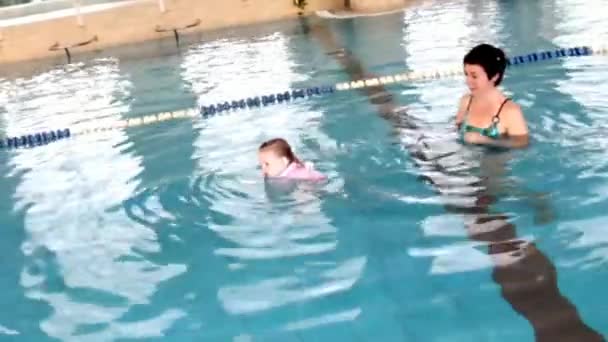 第一次游泳课 — 图库视频影像