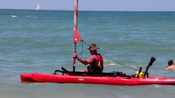 Каяк Тримаран готовится к отплытию — стоковое видео