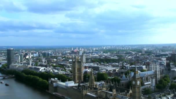 Flygfoto över London med Westminsterpalatset — Stockvideo
