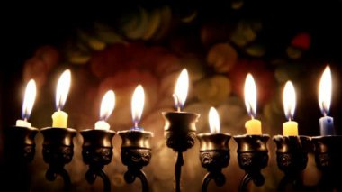 Güzel aydınlatılmış Hanukkah Menorah koyu arka plan üzerinde