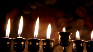 Güzel aydınlatılmış Hanukkah Menorah koyu arka plan üzerinde
