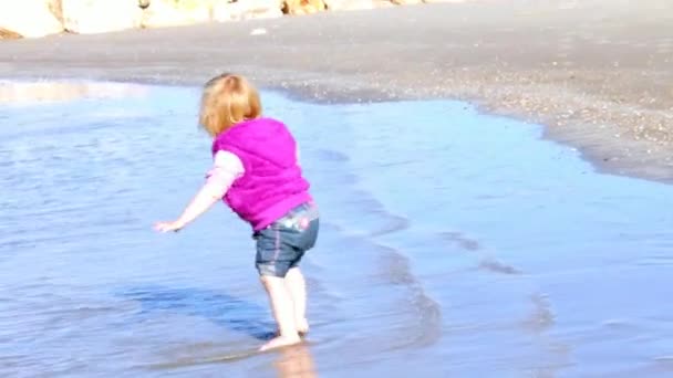 Cute Girl dwa lata na plaży gry z Wave i piasku — Wideo stockowe