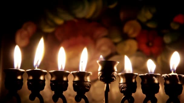 Hermosa Lit Hanukkah Menorah sobre fondo abstracto oscuro — Vídeos de Stock
