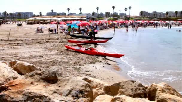 Πολύχρωμο του Kayak στην παραλία — Αρχείο Βίντεο
