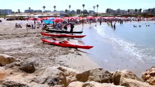 Bunte Kajaks am Strand — Stockvideo