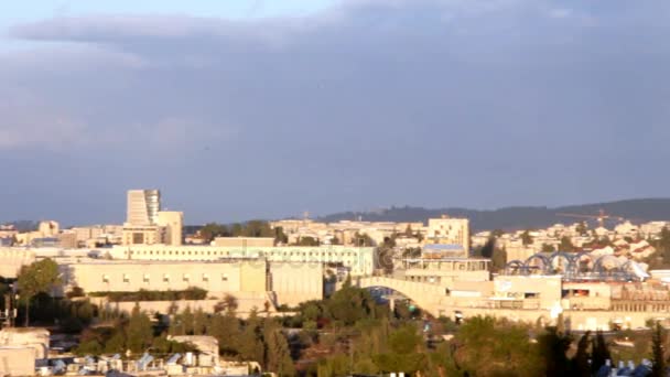 Hedendaagse Westerse Jeruzalem in de Winter met "harp van David brug" in de re — Stockvideo