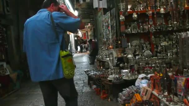 Passeggiate della famiglia ebraica Passati i negozi di souvenir arabi nella Città Vecchia di Gerusalemme — Video Stock