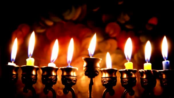 Lit bonito Hanukkah Menorah em fundo abstrato escuro — Vídeo de Stock