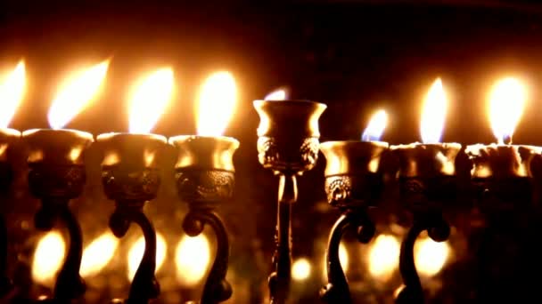 Lit bonito Hanukkah Menorah em fundo abstrato escuro — Vídeo de Stock