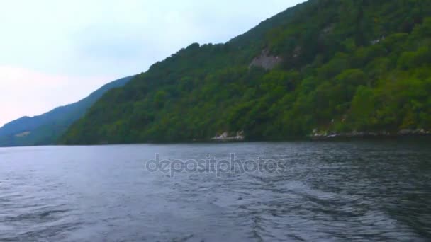 Μια συννεφιασμένη και βροχερή μέρα σε μια βάρκα στη λίμνη Loch Ness, Σκωτία — Αρχείο Βίντεο