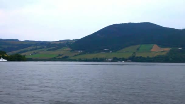 à la recherche du célèbre monstre du Loch Ness au lac 