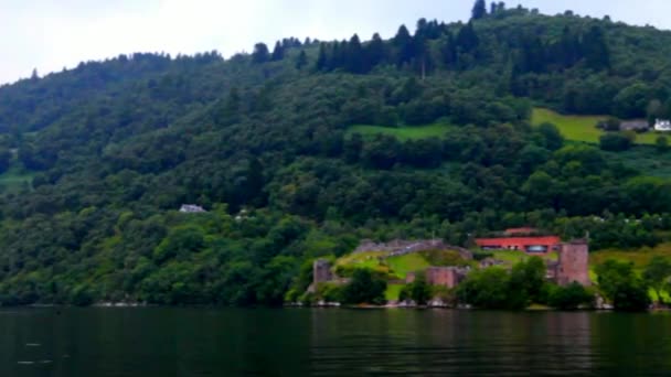 Loch Ness, najbardziej znanym jeziorem w Szkocji. Strzelanie z kołysanie statku na fali — Wideo stockowe