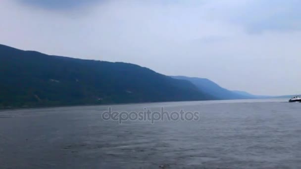 Поездка на лодке по реке Несс в Шотландии — стоковое видео