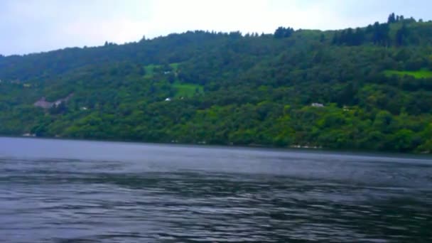 Sloudy en regenachtige dag op een boot op Loch Ness Lake, Schotland — Stockvideo