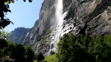 Lauterbrunnen Vadisi staubbach düşüyor
