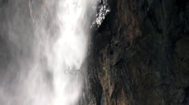 Lauterbrunnen Vadisi staubbach düşüyor