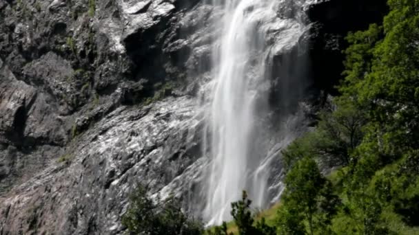 Cascate di Staubbach dalla Valle di Lauterbrunnen, Svizzera — Video Stock
