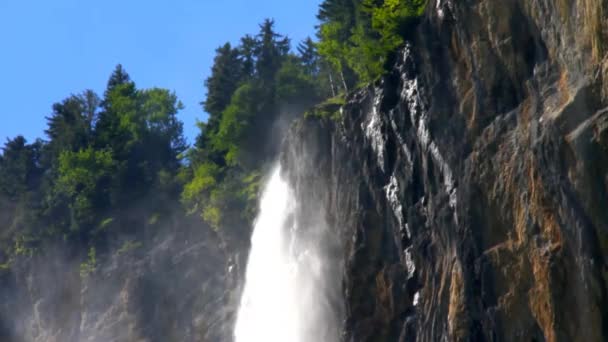 Staubbach faller från Lauterbrunnen Valley — Stockvideo