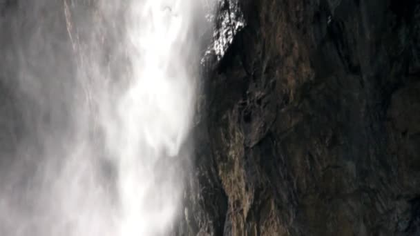 Staubbach padá z údolí Lauterbrunnen — Stock video
