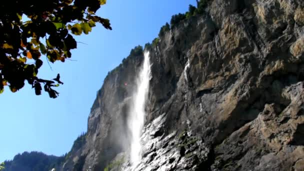 Staubbach Falls från Lauterbrunnen Valley, Schweiz — Stockvideo