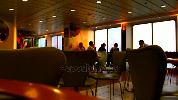 Grupo de pasajeros a la espera de la llegada en el ferry de Dover a Le Havre — Vídeo de stock