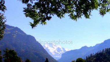 İsviçre Alpleri'nde Interlaken, İsviçre Jungfrau karlı dağın zirvesine ile görünümünü