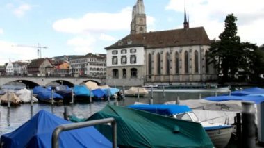 Zürih üzerinden görünüm, nehir Limmat akşam tekneler için stop,