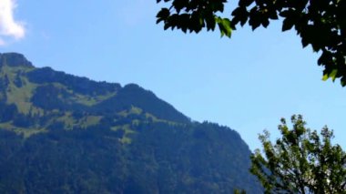 İsviçre Alpleri'nde Interlaken, İsviçre Jungfrau karlı dağın zirvesine ile görünümünü