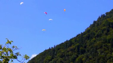 Yamaç paraşütü üzerine monte daha zor Kulm arka plan. Interlaken