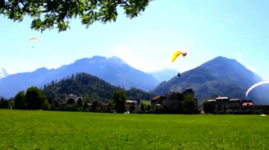 Paraşütler Bernese Alpler ve karlı tepe Jungfrau, Bernese Oberland'deki / önünde