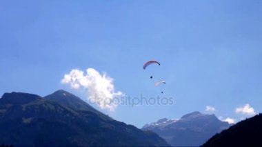 Paraşütler Bernese Alpler ve karlı tepe Jungfrau, Bernese Oberland'deki / önünde